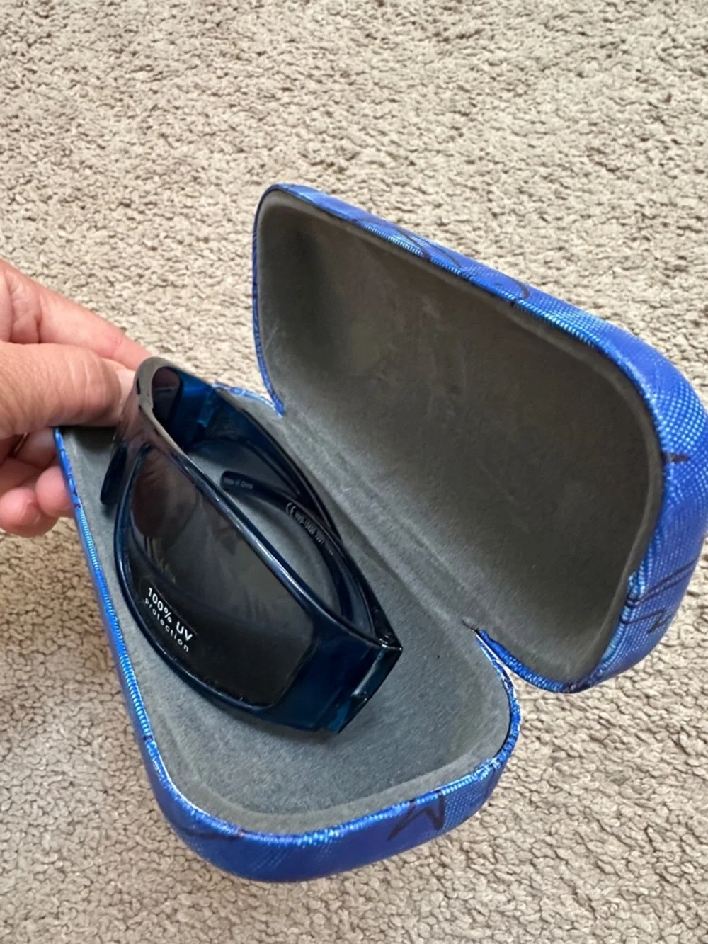 TOMMY BAHAMA KIDS SUNGLASSES 🕶️ IN A CASE